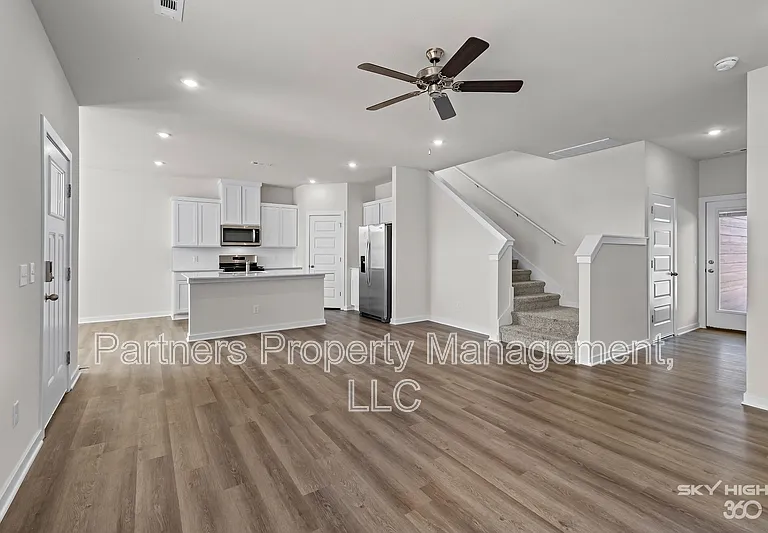 289 S Neon Ave — Photo 1