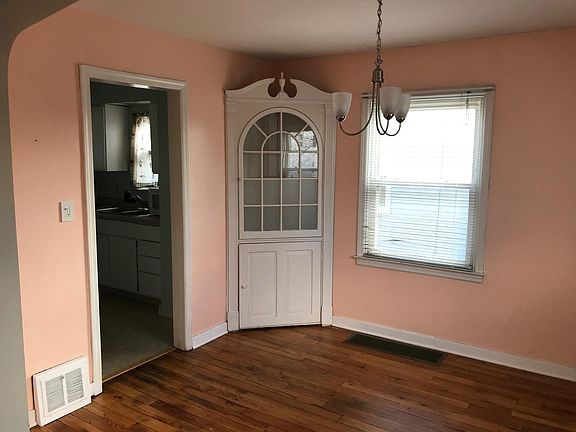 4th image of 1577 Oakwood Ave