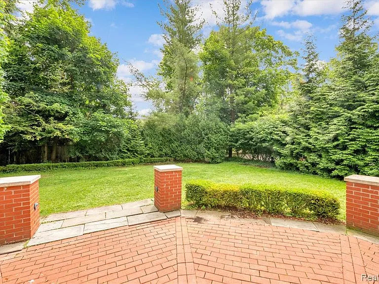 455 Linden Rd — Photo 57