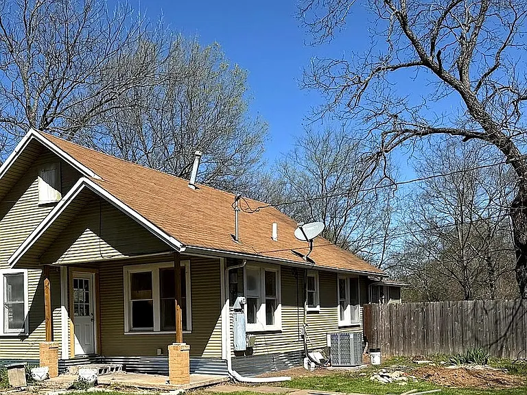 620 W 12th St — Photo 3