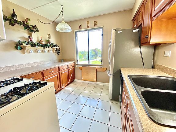 4th image of 841 N York St APT 422