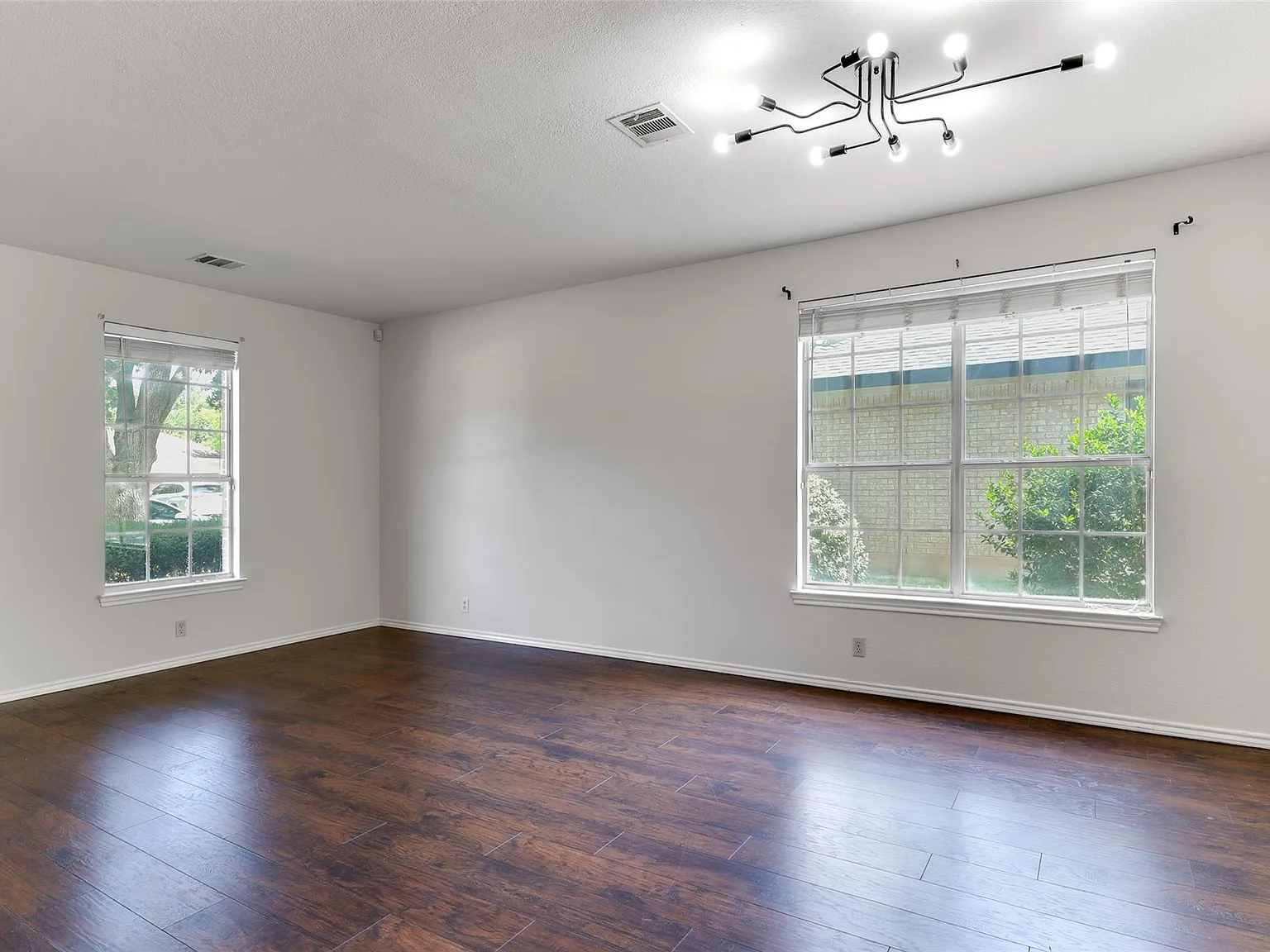 4 bed, 2.5 bath, 2529 sqft, $2,195 — Photo 4