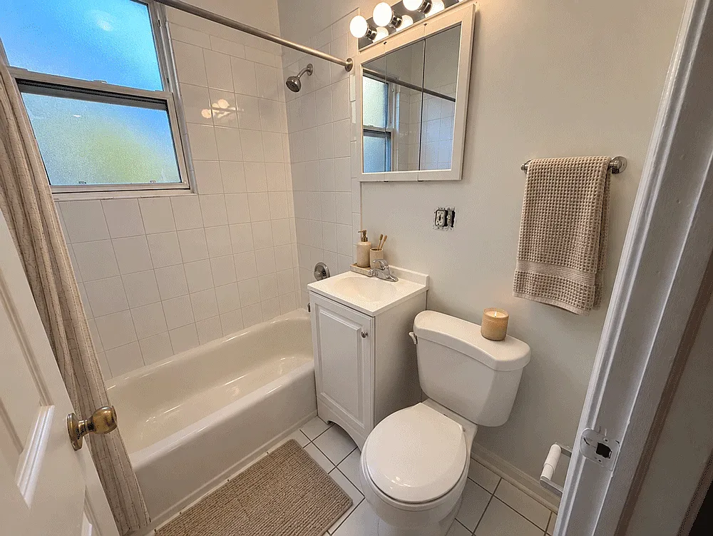 Dakin Court - 910 W Dakin St — Photo 4