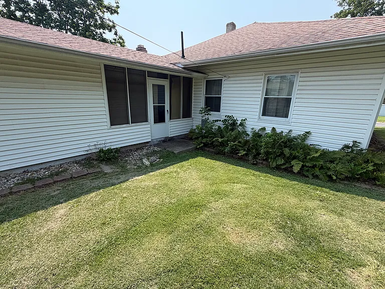 1907 E Oak St — Photo 5