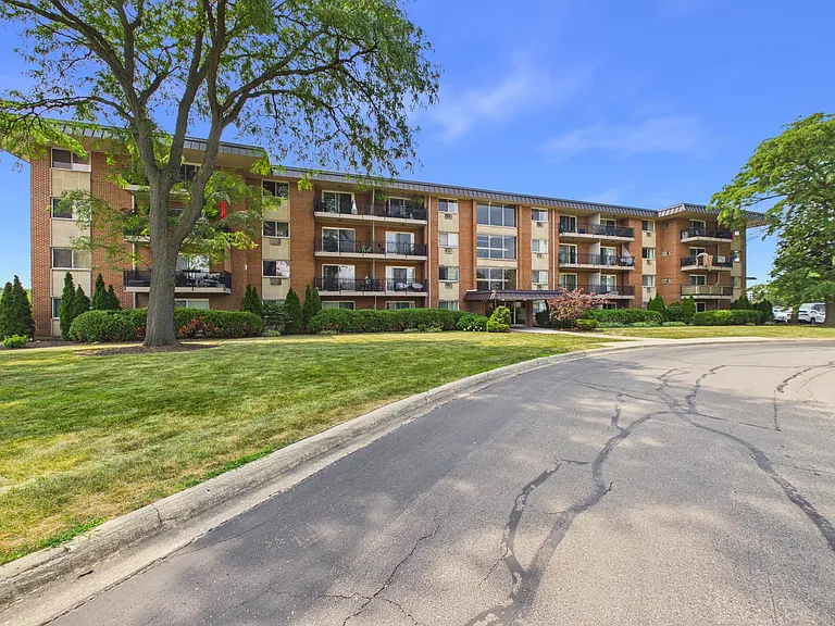 2210 S Goebbert Rd #226 — Photo 34