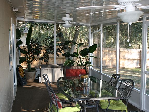 300 Sq. Ft Lanai