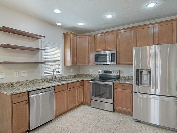 3rd image of 612 SW Jacoby Avenue