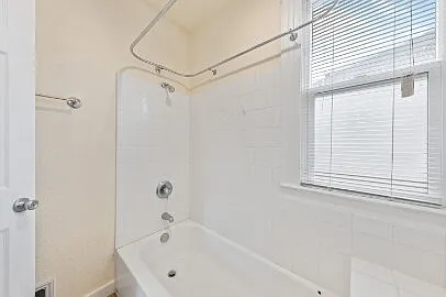 908 SE Shelton St — Photo 3