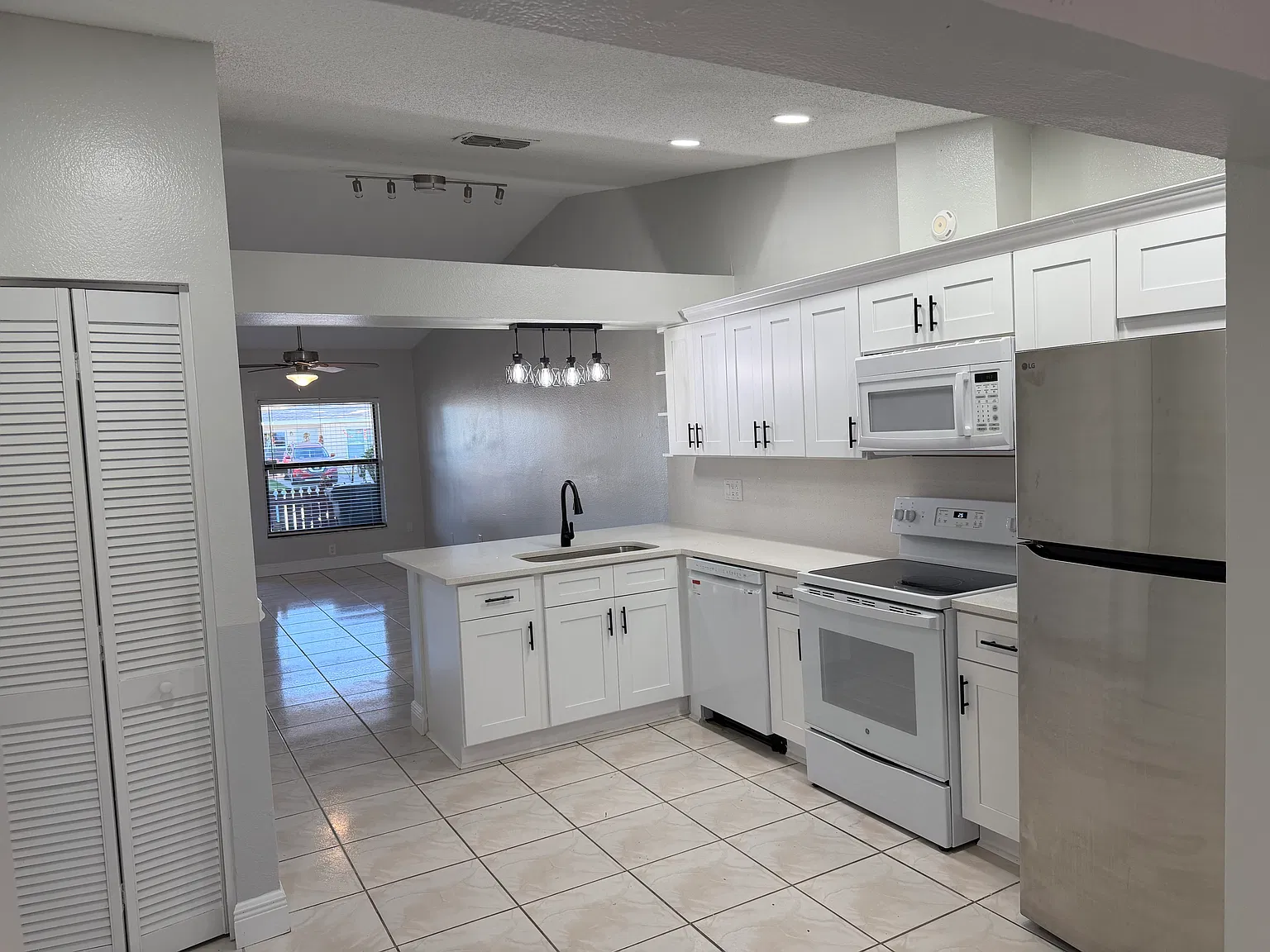 3 bed, 841 sqft, $1,950 — Photo 1