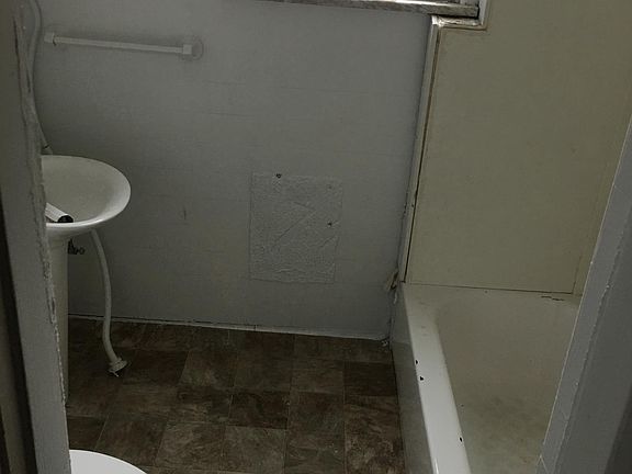 2nd image of 629 Forest Ave APT 1