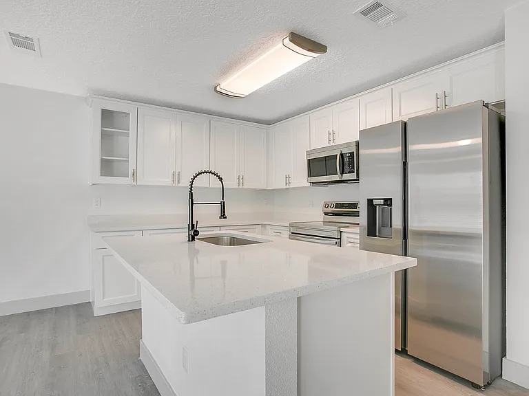 1217 W 6th St — Photo 1
