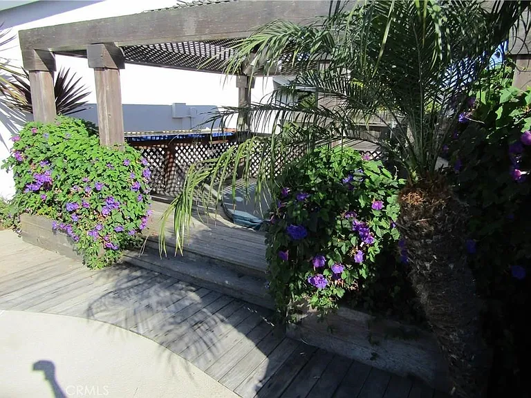 8901 Shore Cir — Photo 32