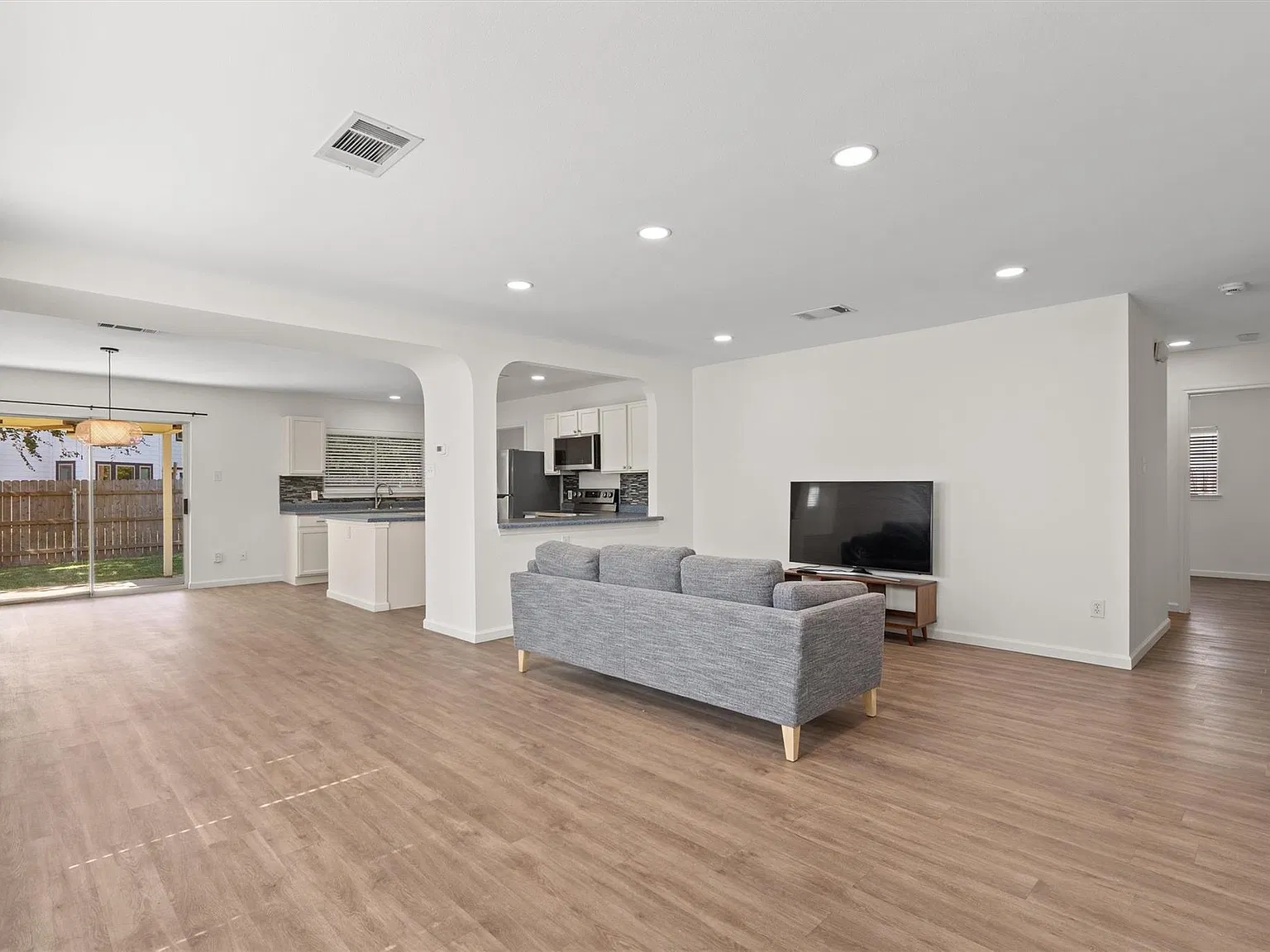3 bed, 2.0 bath, 1461 sqft, $1,950 — Photo 4