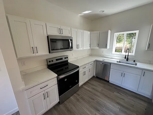 3 bed, 1000 sqft, $2,700 — Photo 3