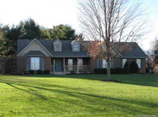 5420 White Oak Dr, Smithton, IL 62285