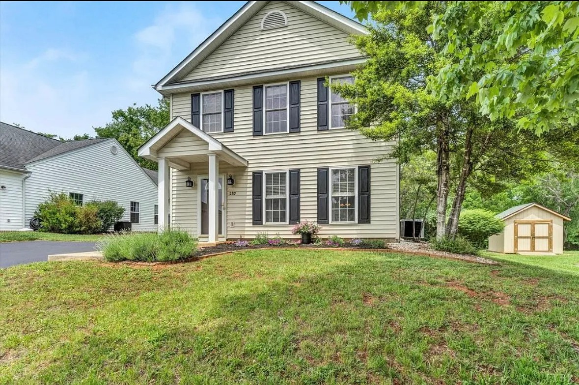Building Photo - 232 Towne Crier Rd
