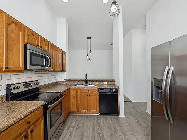 Devon Circle Apartments — Photo 27