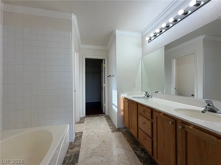 10115 Capistrello Ave — Photo 23