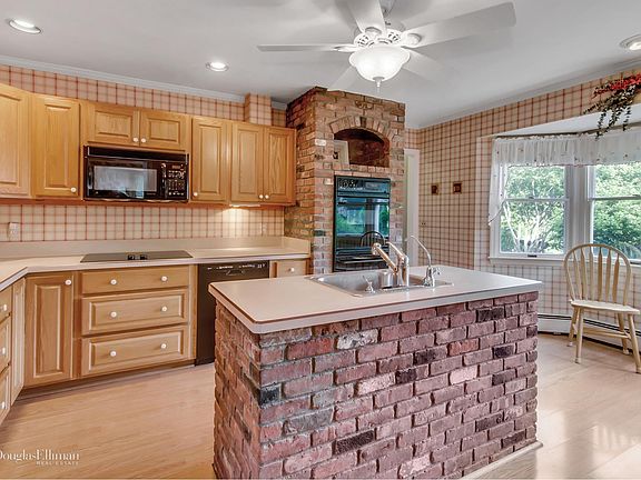 3rd image of 515 E Gillette Dr
