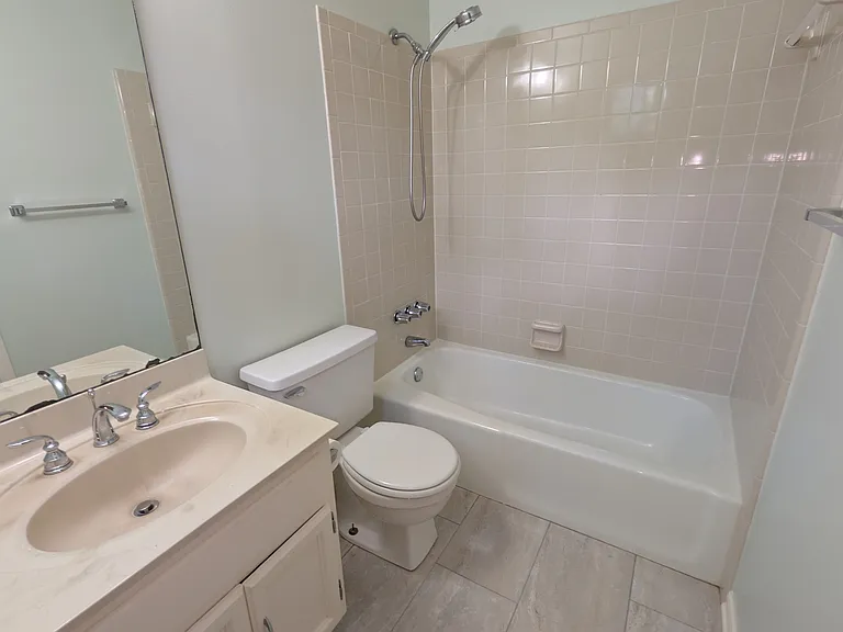 12 Royal Ct — Photo 3