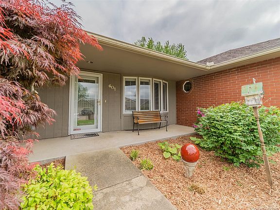 3rd image of 601 Persimmon Dr