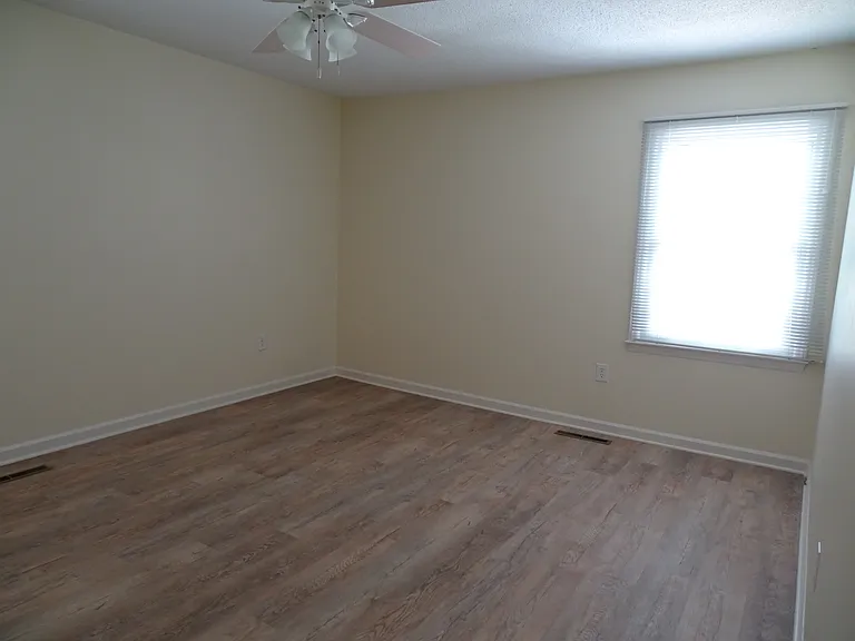 5694 Claridge Dr — Photo 9