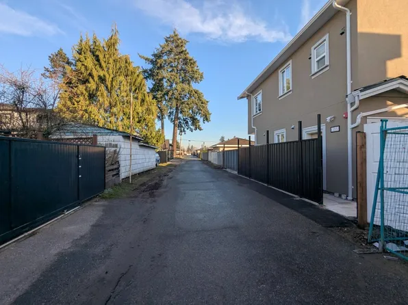 55XX Portland St, Burnaby, BC V5J 2N1