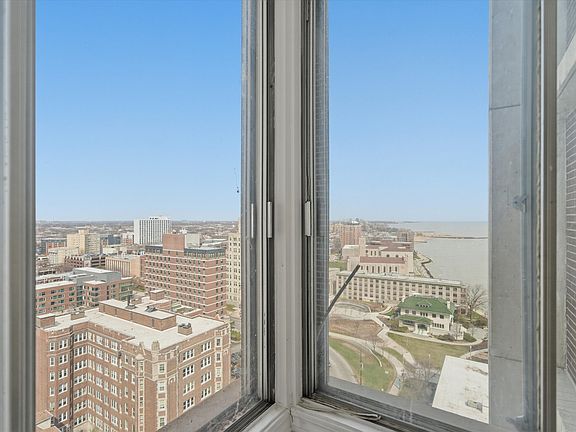 5th image of 6325 N Sheridan Rd APT 1808