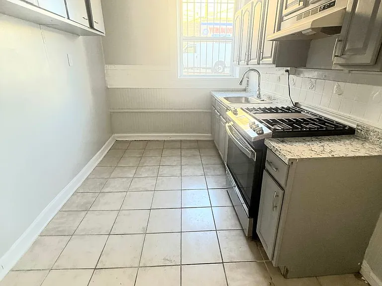 3 Fuller Pl #15 — Photo 1