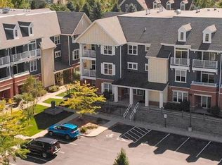 402 Genesee St APT 302, Delafield, WI 53018