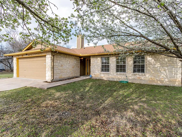 2604 Peach Tree Ln — Photo 2