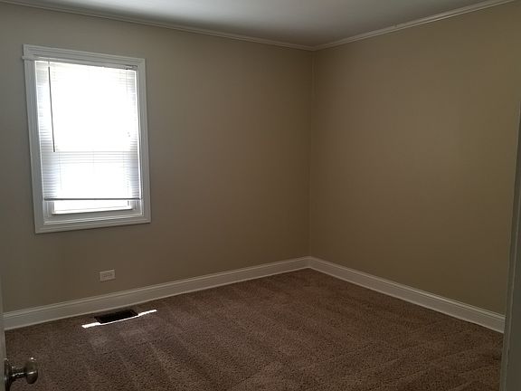 4th image of 909 N Hickory Ave