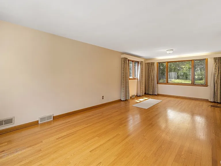 444 Buckingham Ave — Photo 6