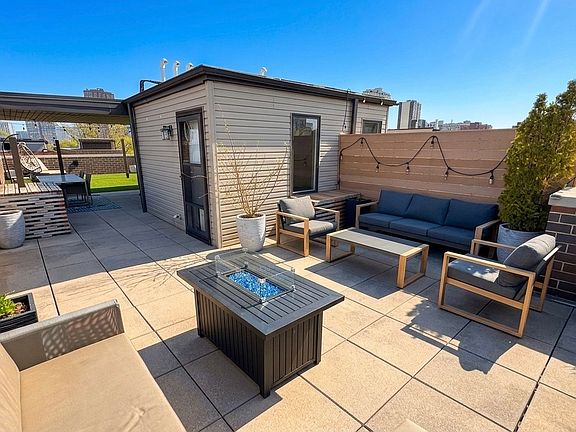 2nd image of 722 W Aldine Ave APT 4W
