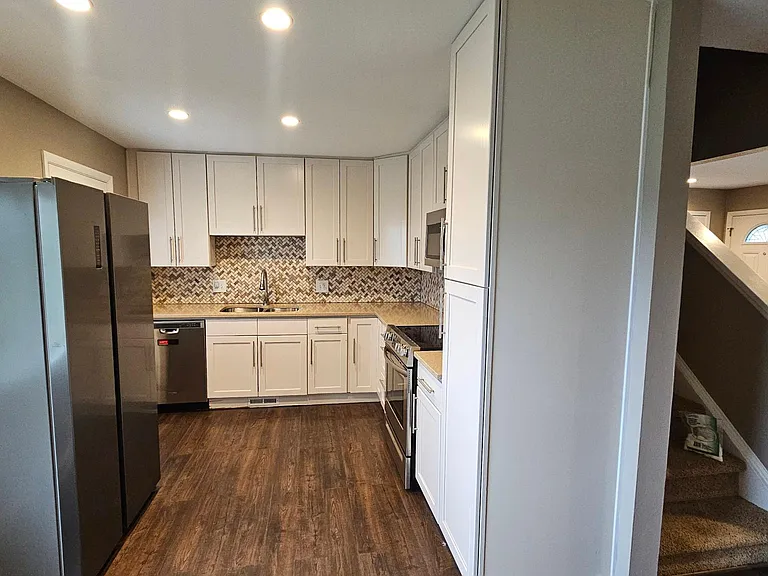 800 Lotus Way — Photo 3