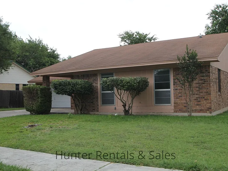 2810 Lawndale St — Photo 3
