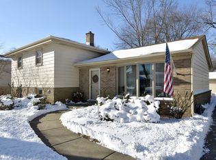 1332 N Peartree Ln, Mount Prospect, IL