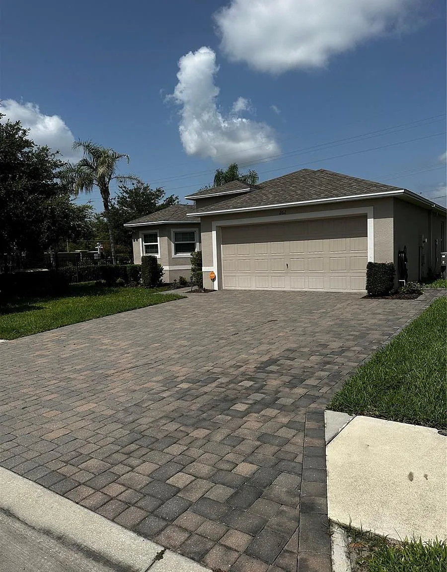 4 bed, 2.0 bath, 1811 sqft, $2,600 — Photo 2