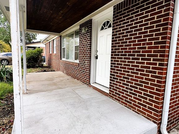 3121 S Bonn Front porch_11052024