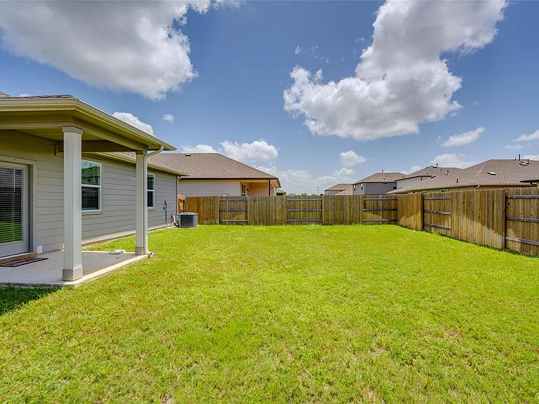 102 Rainmaker Cv — Photo 32