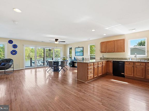 5th image of 426 Riverside Dr