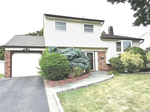 12 Honeysuckle Lane, Kings Park, NY 11754