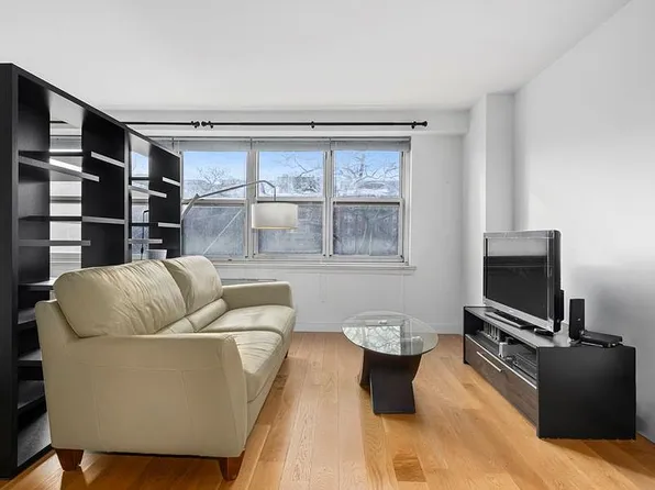 135 Ocean Pkwy APT 3J, Brooklyn, NY 11218