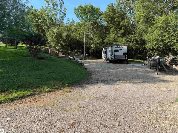 5202-5203 5206 Echo Dr, Brooklyn, IA 52211