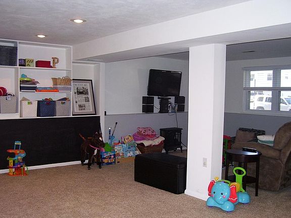 5th image of 151 Blackthorne Ln