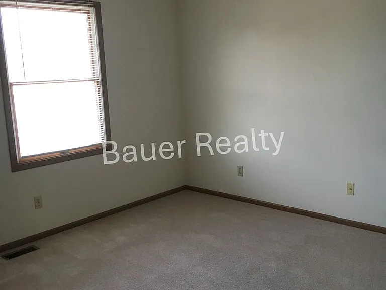 1255 Hillcrest Dr — Photo 8