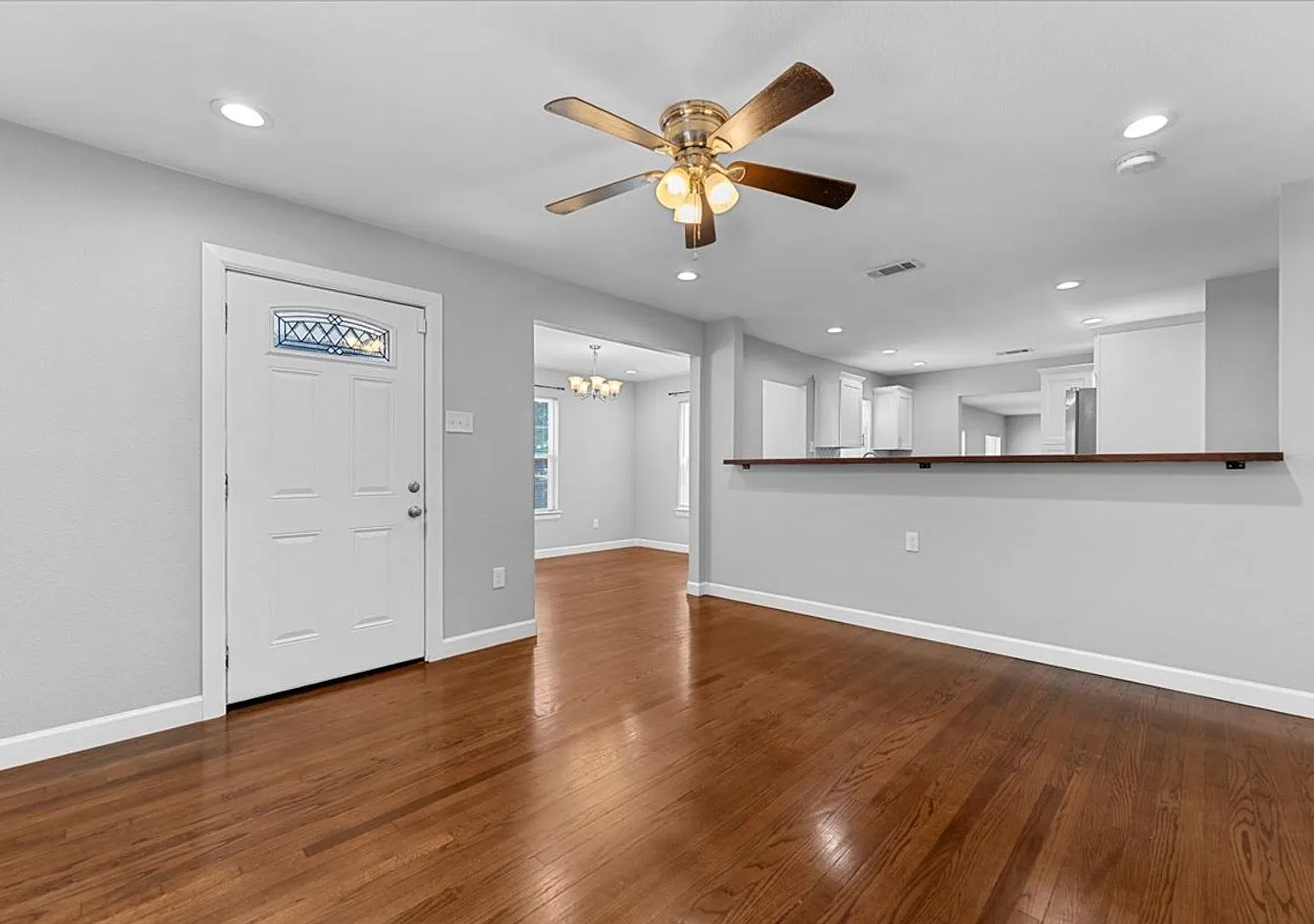 Ready for Immediate Move-In! 3 Bed 2 Bath Renovated 1508 SQFT House near Dallas Zoo — Photo 4