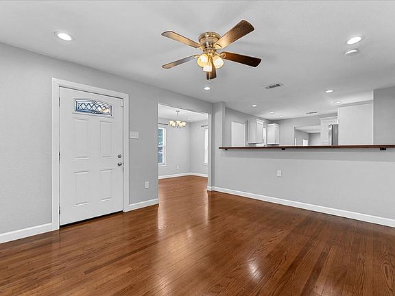 4th image of 902 S Ewing Ave