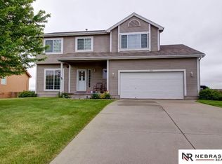 1611 Ridgeview Dr, Papillion, NE 68046