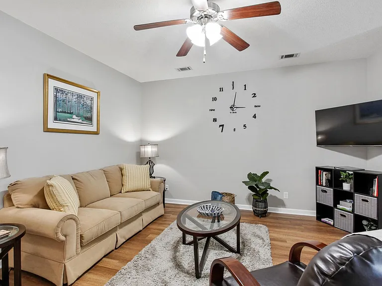 777 King George Blvd #52 — Photo 2